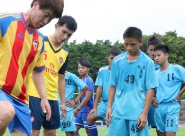 김성준 한국인 축구코치가 메이룬 중학교에서 축구 기술을 가르치다.